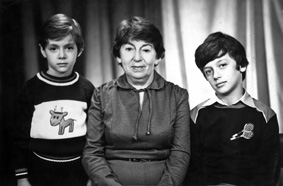Марк Тишман со своей бабушкой и братом