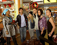 Марк Тишман и фабриканты в аэропорту перед вылетом в Нью-Йорк
